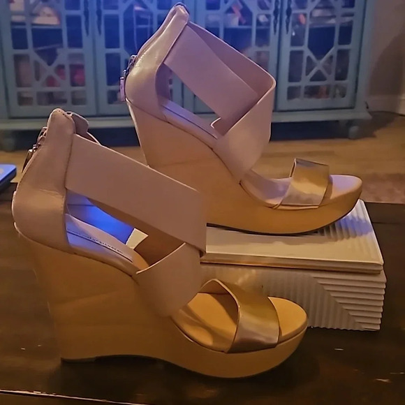 Diane Von furstenberg Opal Wedge in RoseGold/Pumice. Size 9.5 - Picture 5 of 16